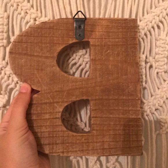 “B” initial wooden decor - Picture 2 of 2